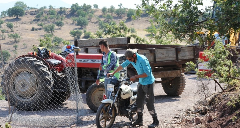 Ayvalık’ta köylü yol kapattı