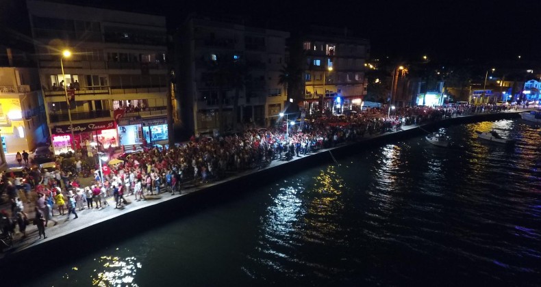 AYVALIK HALKI “BÜYÜK ZAFER” İÇİN YÜRÜDÜ