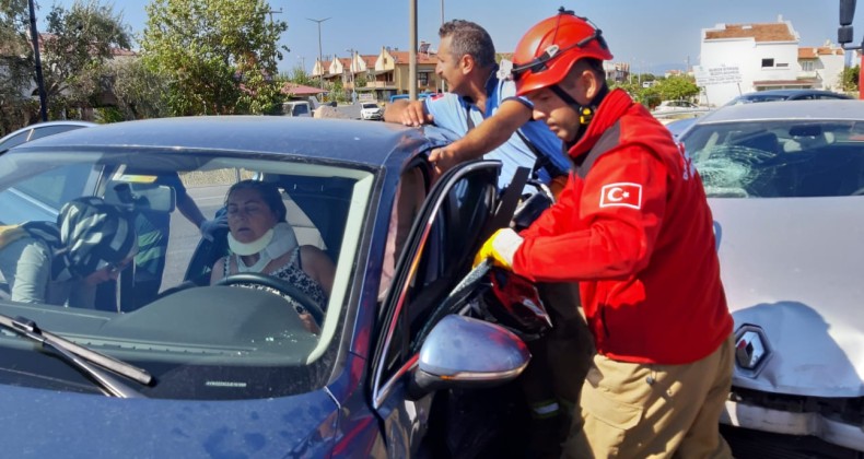 Ayvalık’ta iki otomobil çarpıştı; 1’i ağır 5 yaralı