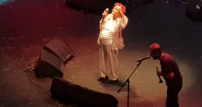 Selda Bağcan Ayvalık açık hava tiyatrosunu yıktı geçti