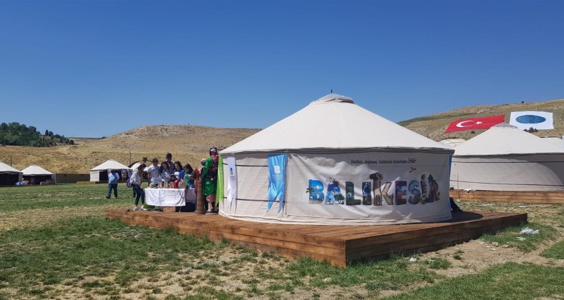 BALIKESİR TANITIM ÇADIRINA  MALAZGİRT’TE BÜYÜK İLGİ