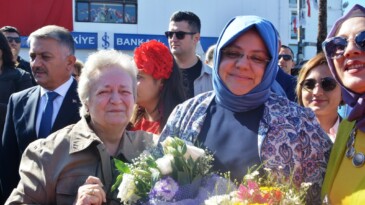 Bakan Selçuk, yıllar sonra karşılaştığı lise öğretmeniyle duygusal anlar yaşadı