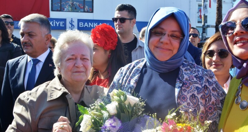 Bakan Selçuk, yıllar sonra karşılaştığı lise öğretmeniyle duygusal anlar yaşadı