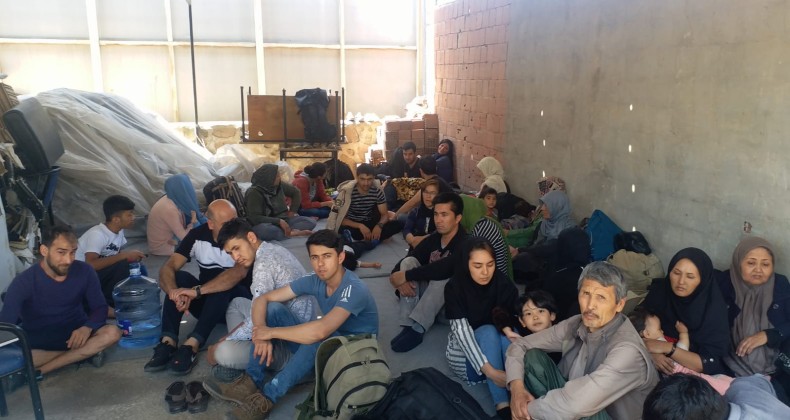 Ayvalık’ta 73 göçmen ve 3 organizatör jandarmaya yakalandı