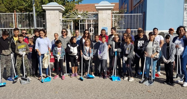 “Çöp Benim Değil ama Ayvalık Benim” sloganıyla yaklaşık 150 çuval çöp topladılar