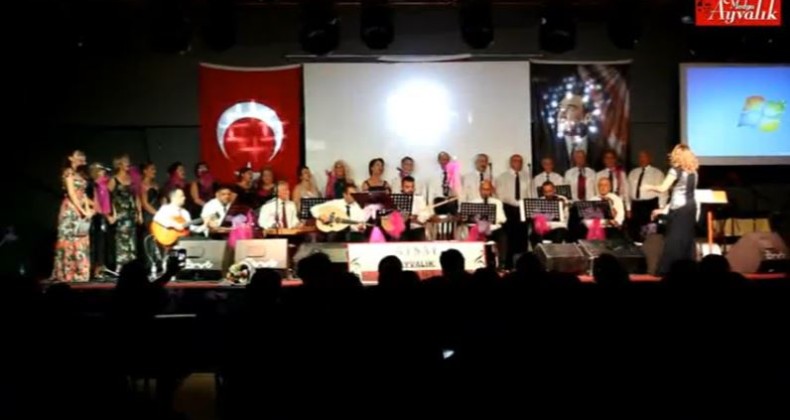 AYSAT „Beyaz perdeden sahneye yeşilçam şarkıları „ konseri verdi
