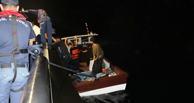 Ayvalık’ta 25 göçmen Sahil Güvenlik ekiplerine yakalandı