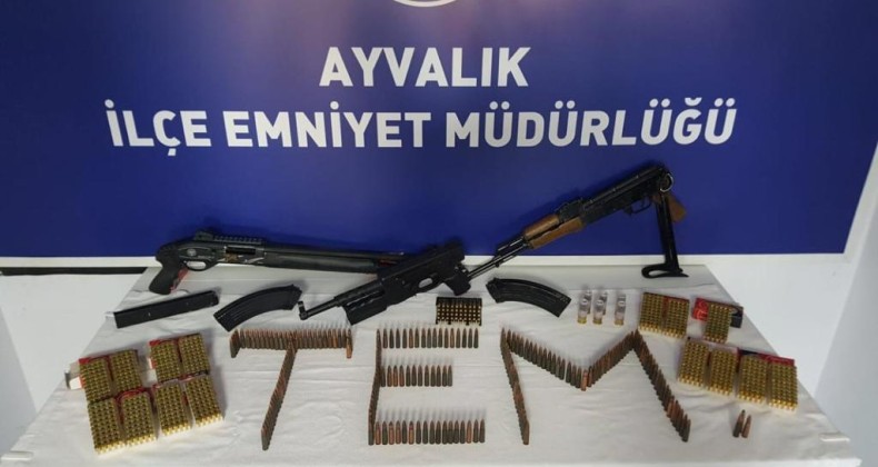 Ayvalık’ta cephane dolu eve polis baskını