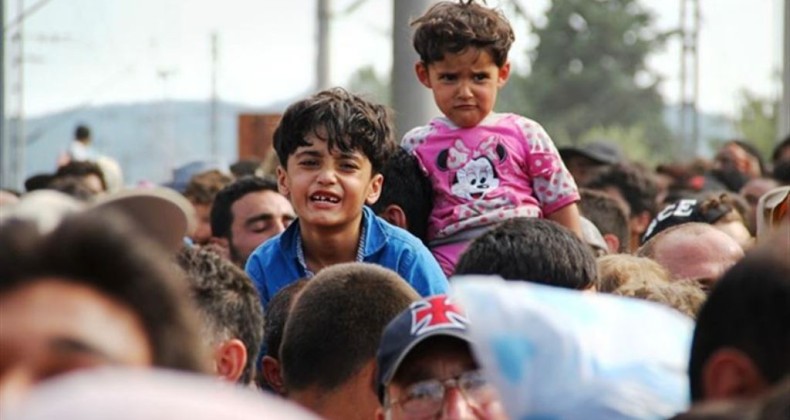 Ayvalık’ta 24 düzensiz göçmen ve 3 organizatör zanlısı yakalandı