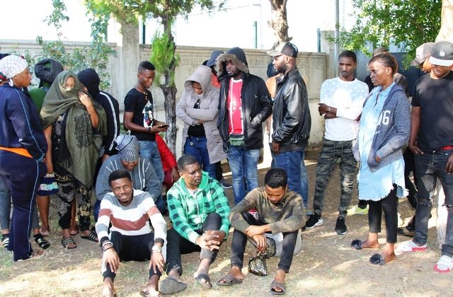 Ayvalık’ta Kongo, Güney Afrika ve Yeni Zelandalı 30 göçmen yakalandı