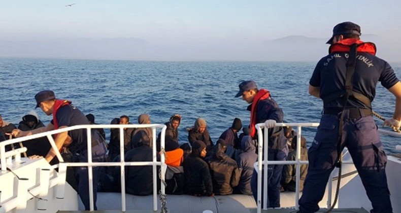 Ayvalık’ta 60 düzensiz göçmen ve 2 organizatör zanlısı yakalandı
