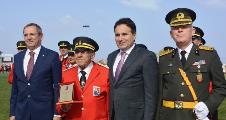 Efsanevi Ayvalık Belediye Bandosu’nun emektar şefi Ergün Tekincan’dan bandoya veda