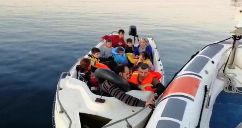 Ayvalık’ta Afganistan uyruklu 60 düzensiz göçmen yakalandı
