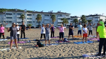 Sağlığı ve huzuru Yoga da buluyorlar