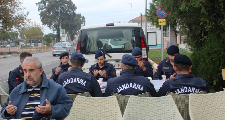 Görme engelli esnaftan Barış Pınarı Harekâtına anlamlı destek