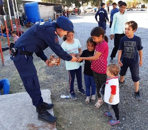 Ayvalık’ta 26 düzensiz göçmen ve 1 organizatör yakalandı