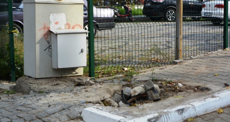 Ayvalık’ta bir aydır onarılamayan ve yerde yatan mobese direği haberimizin ardından kaldırıldı