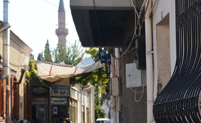 Sokağın içine çıkıntı yapan ev inşaatı mahallelinin tepkisini çekiyor