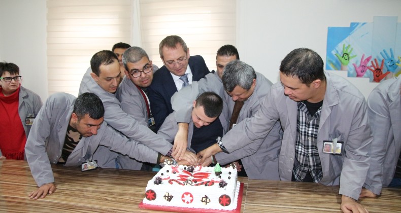 Başkan Ergin’den, engellilere pastalı yılbaşı kutlaması