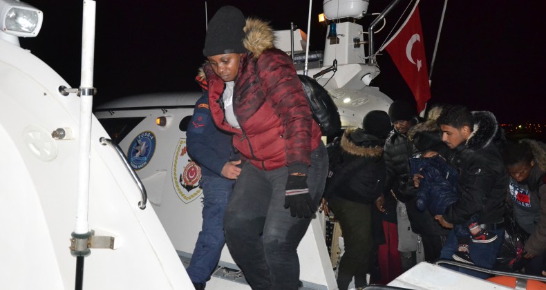 Ayvalık’ta 45 göçmen Sahil Güvenlik ekiplerince yakalandı