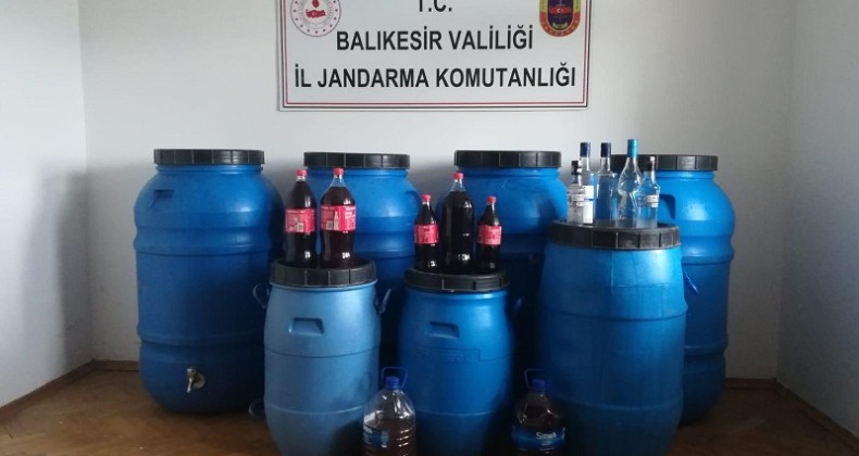 Ayvalık’ta jandarma 2 bin 400 litre kaçak içki ele geçirildi