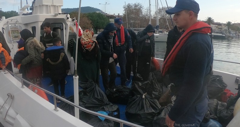Ayvalık’ta 35 düzensiz göçmen Sahil Güvenlik ekiplerine yakalandı
