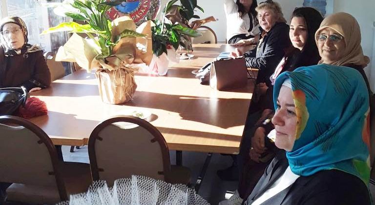 AK Kadınlardan Ayvalık MHP’ye nezaket ziyareti