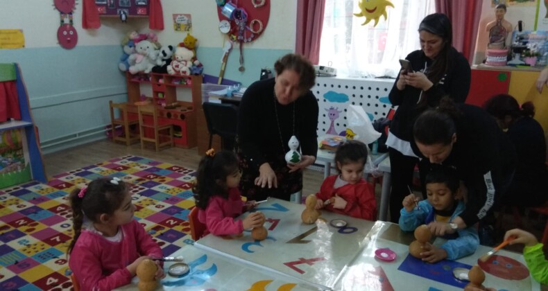 Ayvalık’ta HEM Kursiyerleri yılbaşında minik öğrencileri sevindirdi