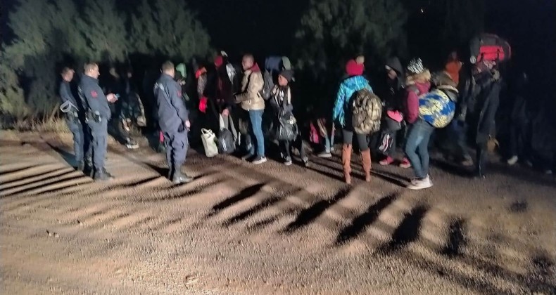Ayvalık’ta 32 düzensiz göçmen ve 1 organizatör zanlısı yakalandı