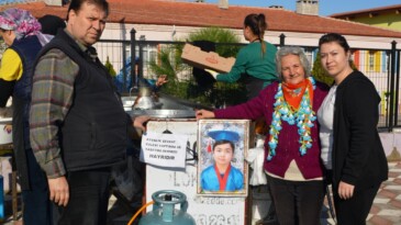 Ayvalık’ta Şefkatli Eller amansız hastalığa yenik düşen Minik Serdar’ı unutmadı