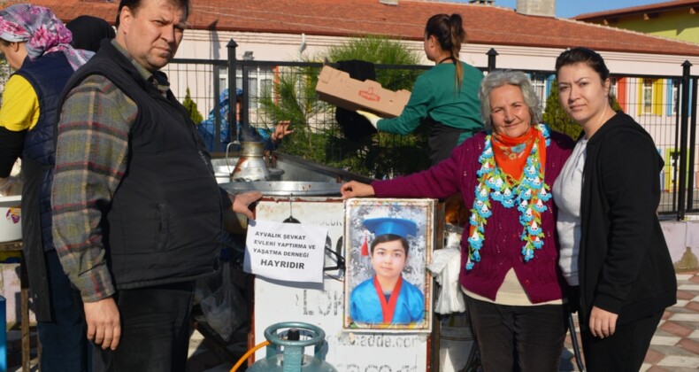 Ayvalık’ta Şefkatli Eller amansız hastalığa yenik düşen Minik Serdar’ı unutmadı