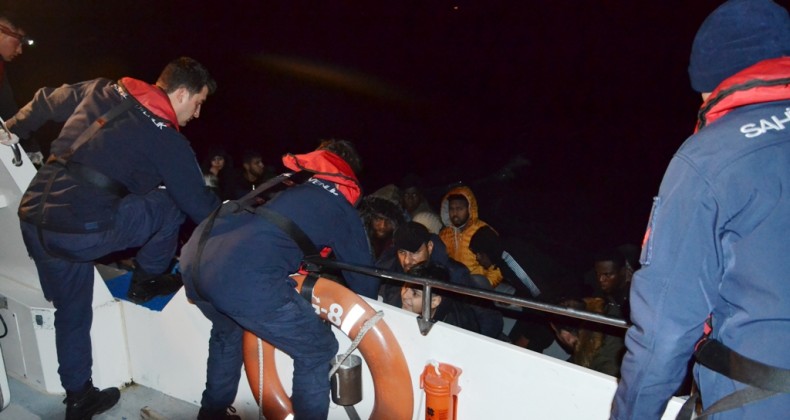 Ayvalık’ta 48 düzensiz göçmen Sahil Güvenlik tarafından yakalandı