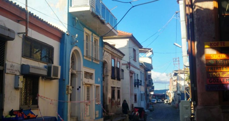 Sahibi yurt dışında olan evin balkonu korkutuyor