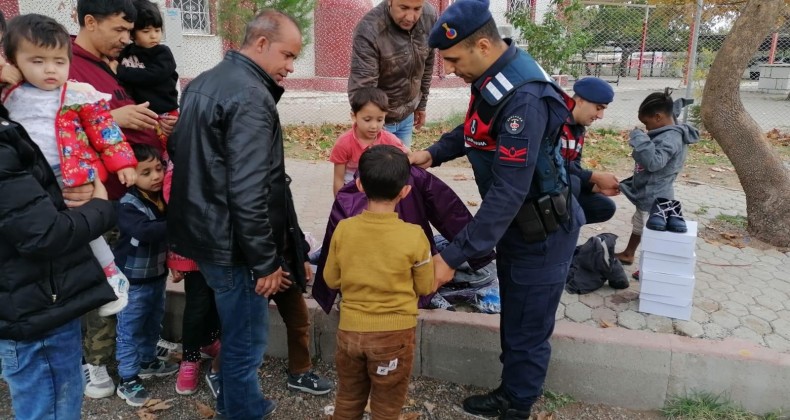 Ayvalık’ta Afganistan uyruklu 15 düzensiz göçmen jandarma ekiplerine yakalandı