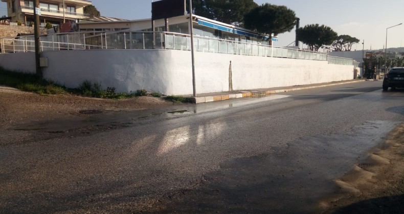 Kaynağı belli olmayan su akıntısı tehlike saçıyor