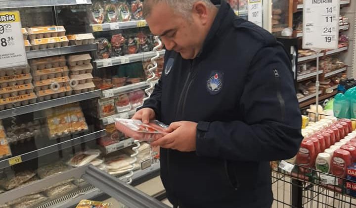 Ayvalık Belediyesi zabıtalarından market ve bakkallara sıkı denetim