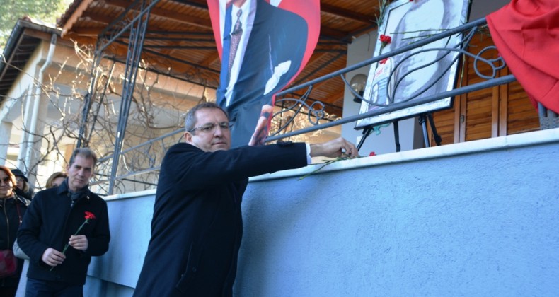 Gazeteci-Yazar Uğur Mumcu Ayvalık’taki evi önünde anıldı