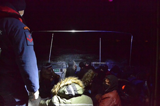 Ayvalık’ta 26 düzensiz göçmen yakalandı