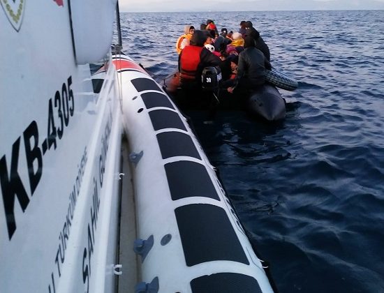 Ayvalık’ta 40 düzensiz göçmen Sahil Güvenlik ekiplerine yakalandı