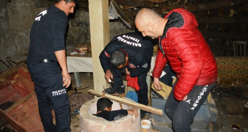 Kuyuya düşen ve yaşam savaşı veren kediyi itfaiye kurtardı