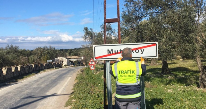 Ayvalık’ta Büyükşehir Belediyesi’nden levhalama çalışmaları