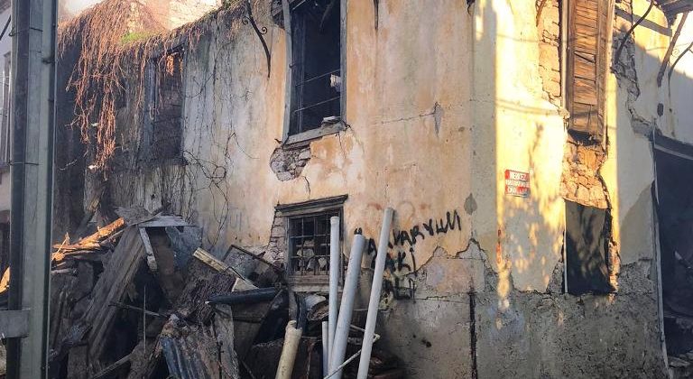 Ayvalık’ta metruk binada 3. kez yangın çıktı