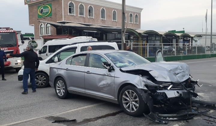 Ayvalık’ta trafik kazası; 2 yaralı