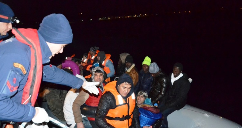 Ayvalık’ta 44 göçmen yakalandı