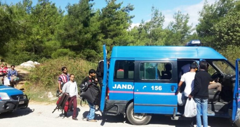Ayvalık’ta 87 göçmen ve 2 organizatör zanlısı jandarma ekiplerine yakalandı