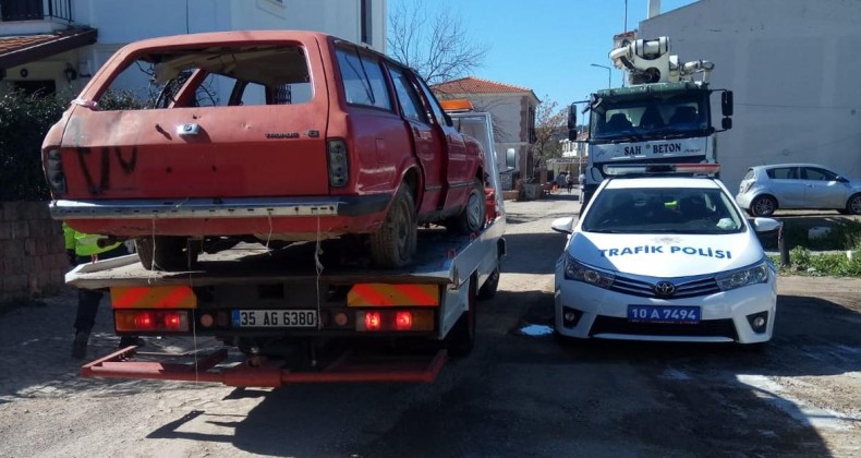 Ayvalık Belediyesi’nden hurda araç ve izinsiz tabela temizliği