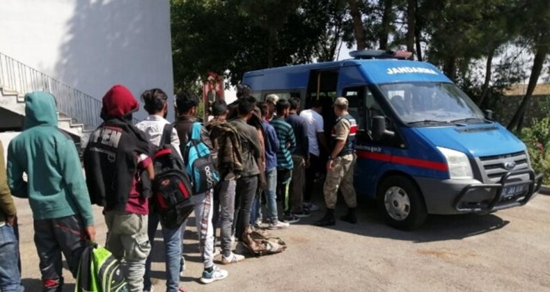 Ayvalık ve Karesi’de Midilli’ye kaçmaya çalışan 11 düzensiz göçmen ve 2 organizatör jandarmadan kaçamadı
