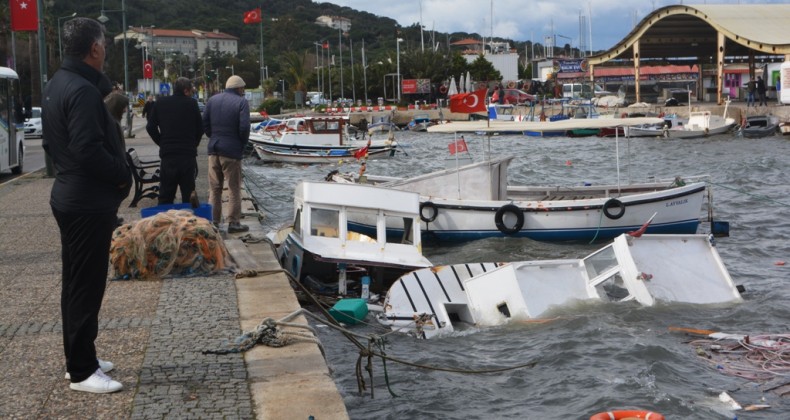 Ayvalık’ta şiddetli fırtına balıkçı teknelerini batırdı