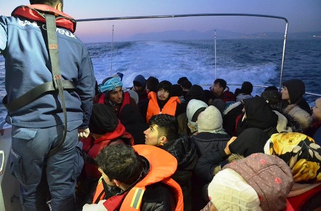 Ayvalık’ta 47 Afganistan uyruklu göçmen yakalandı