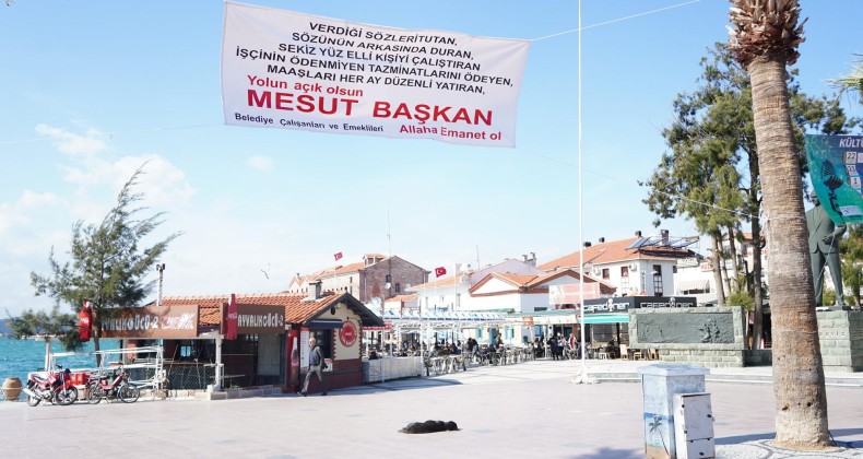 Emekli personelden Ayvalık Belediye Başkanı Mesut Ergin’e pankartlı teşekkür